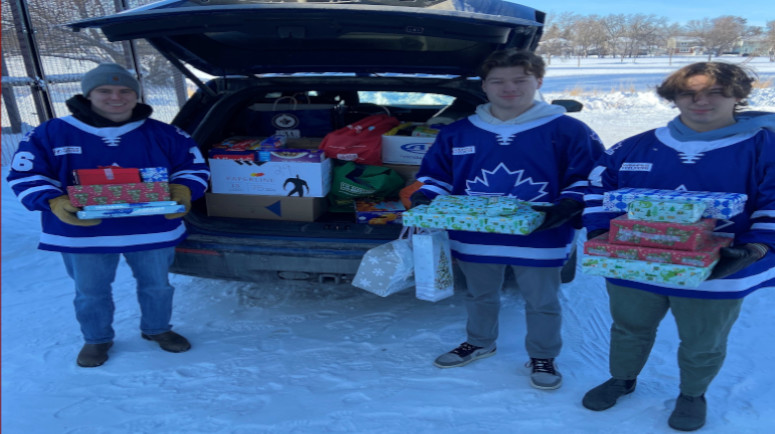 Jr Canucks Bring Cheer to Families in Need